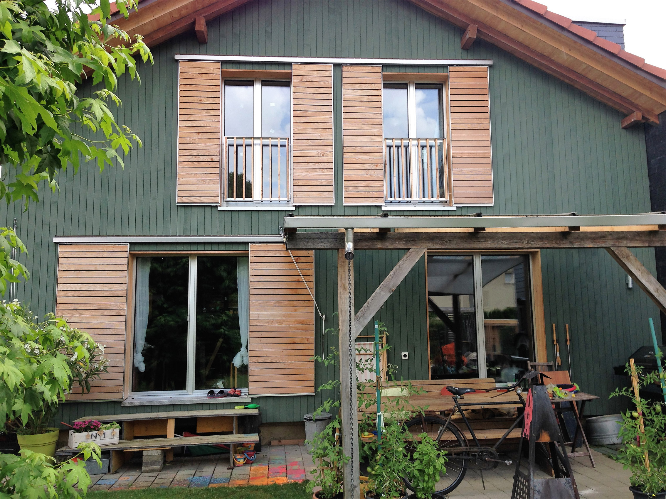 Fassadenrenovation,-Schweizerholz-mit-Schwedenfarbe,-Holzwolle-Isolation,-Schiebladen-Lärche
